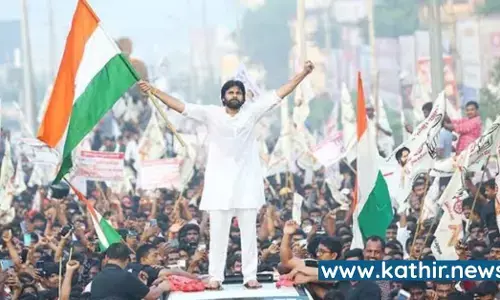 பவன் கல்யாண் பிறந்தநாள் ஸ்பெஷல் ஷோ - திரையரங்கை அடித்து உடைத்த ரசிகர்கள்