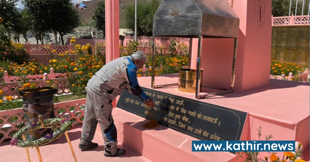 கார்கில் வீரர்களுக்கு அஞ்சலி செலுத்திய அஜித் - இணையத்தில் புகைப்படங்கள் வைரல்