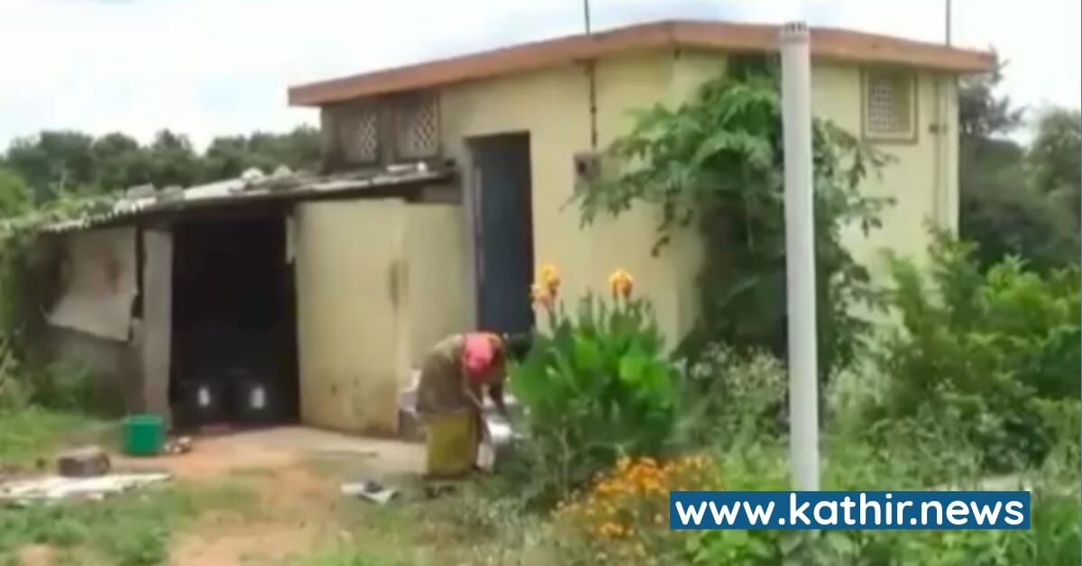 செப்டிக் டேங்க் அருகில் சமையல், கழிவறையில் காய்கறி, மளிகை சாமான்கள் - கிருஷ்ணகிரி அரசு பள்ளியின் அவல நிலை