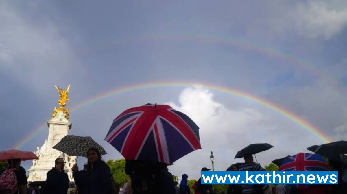 லண்டன் வானில் இரட்டை வானவில் தோன்றிய அதிசயம்