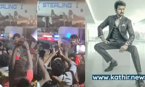 வாரிசு படப்பிடிப்பு தளத்தில் ரசிகர்களை சந்தித்த விஜய் - ரசிகர்கள் ஆரவாரம்