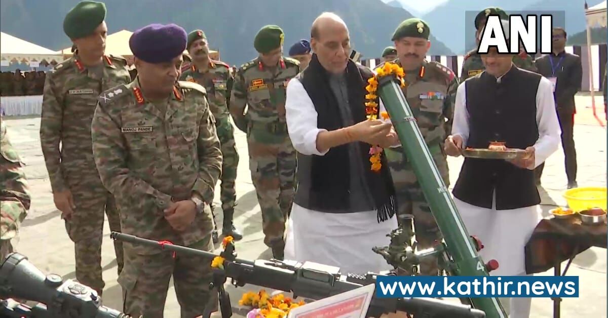 இந்திய ராணுவ ஆயுதங்களுக்கு பூஜை போட்டு ஆயுத பூஜை கொண்டாடிய ராஜ்நாத் சிங்