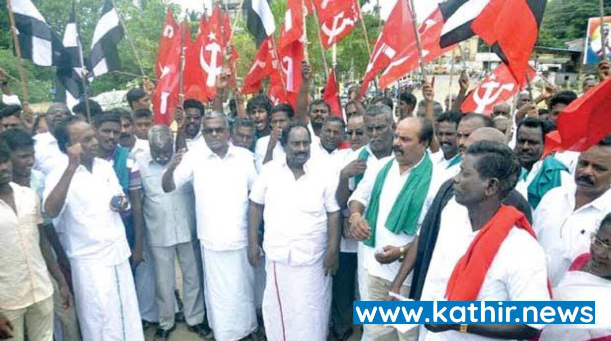 மன்னார்குடியில் தி.மு.க அரசை கண்டித்து சாலையில் நெல்லை கொட்டி விவசாயிகள் மறியல் போராட்டம் - ஏன் தெரியுமா?