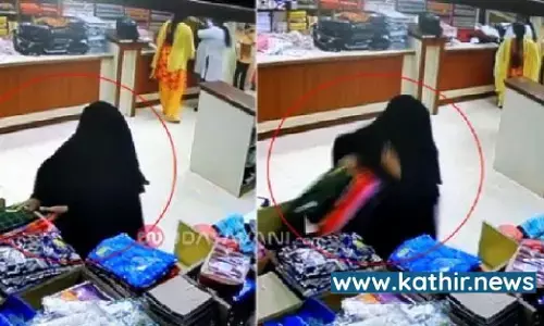 துணிக்கடையில் கடையில் புர்கா அணிந்த பெண் திருடும் காட்சி!