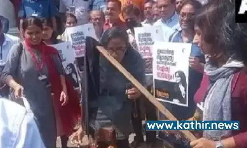 கேரளாவில் முஸ்லிம் பெண்கள் ஹிஜாபை எரித்து முழக்கம்!