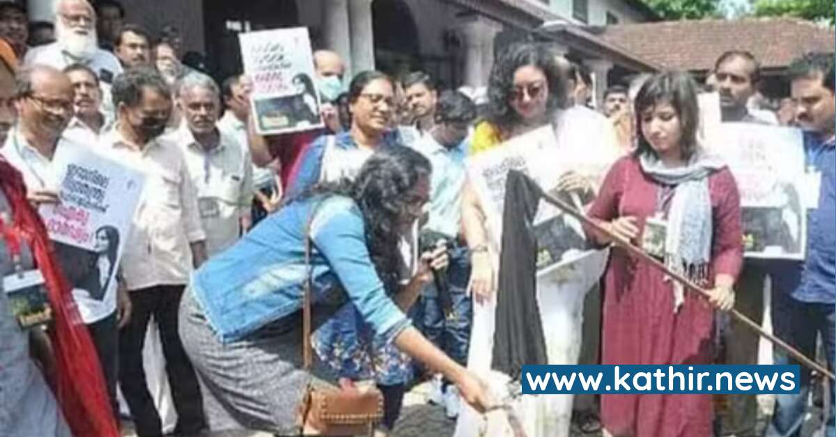 இந்தியாவில் முதன் முதலாக ஹிஜாபை எரித்து போராடிய கேரள பெண்கள்