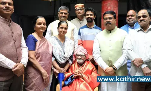 மகாகவி பாரதியாரின் குடும்பத்தை காசியில் சந்தித்த அமைச்சர் தர்மேந்திர பிரதான் - பாரதியாரை கொண்டாடும் மத்திய அரசு