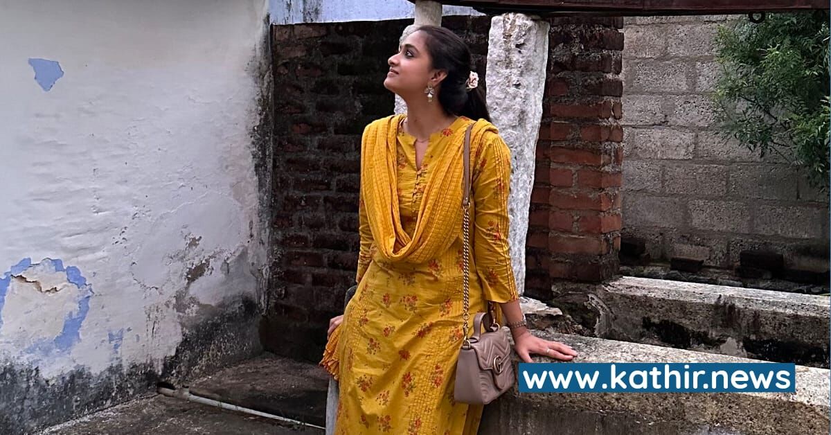 திருக்குறுங்குடி நம்பி பெருமாள் கோவிலில் சுவாமி தரிசனம் செய்த கீர்த்தி சுரேஷ்