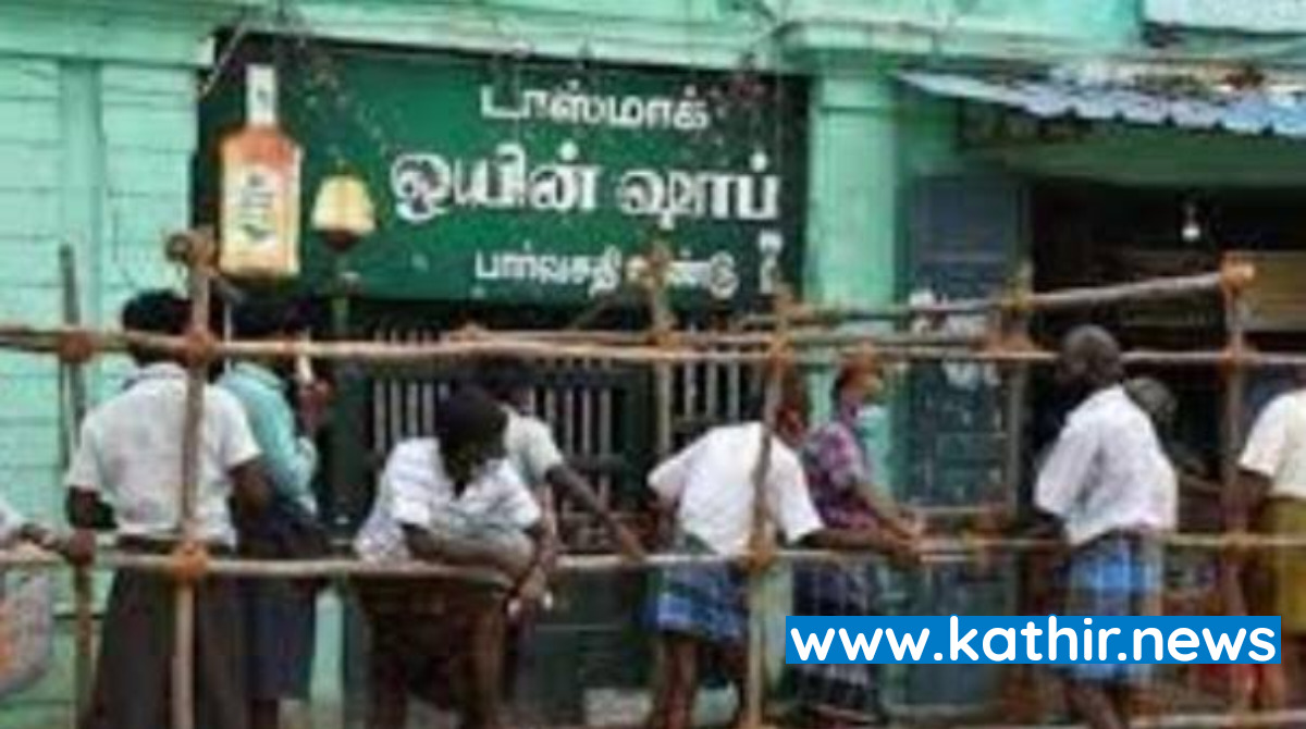 மது குடித்துவிட்டு தாயை துன்புறுத்தியதால் தந்தையை வெட்டிக்கொன்ற மகன் - டாஸ்மாக் கடை முன் சீரழிந்த குடும்பம்