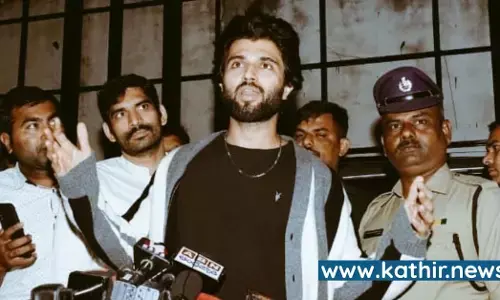 ஓடாத படத்திற்கு 100 கோடி செலவா - விஜய் தேவரகொண்டாவிடம் 12 மணி நேரம் அமலாக்கத்துறை விசாரணை ஓடாத படத்திற்கு 100 கோடி செலவா - விஜய் தேவரகொண்டாவிடம் 12 மணி நேரம் அமலாக்கத்துறை விசாரணை