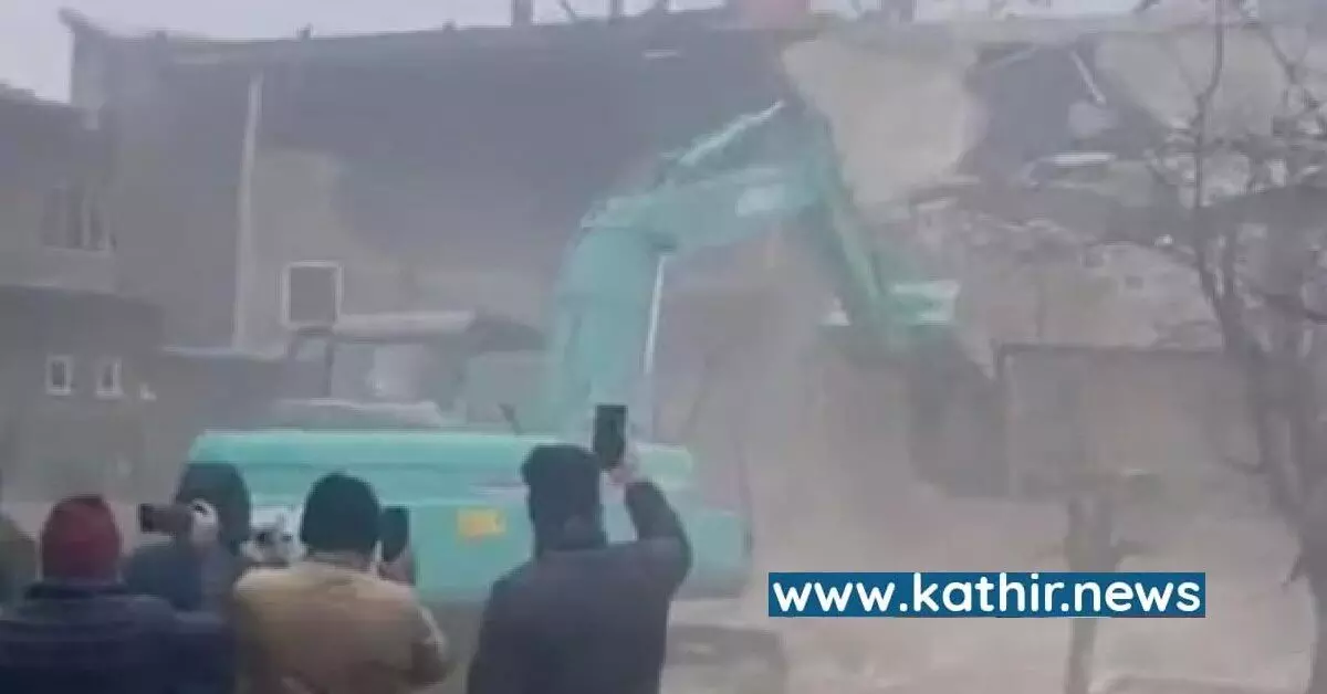 ஜெய்ஷ்-இ-முகமது தீவிரவாத அமைப்பின் கமாண்டர் ஆஷிக்கின் வீடு இடிப்பு!