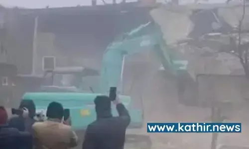 ஜெய்ஷ்-இ-முகமது தீவிரவாத அமைப்பின் கமாண்டர் ஆஷிக்கின் வீடு இடிப்பு!