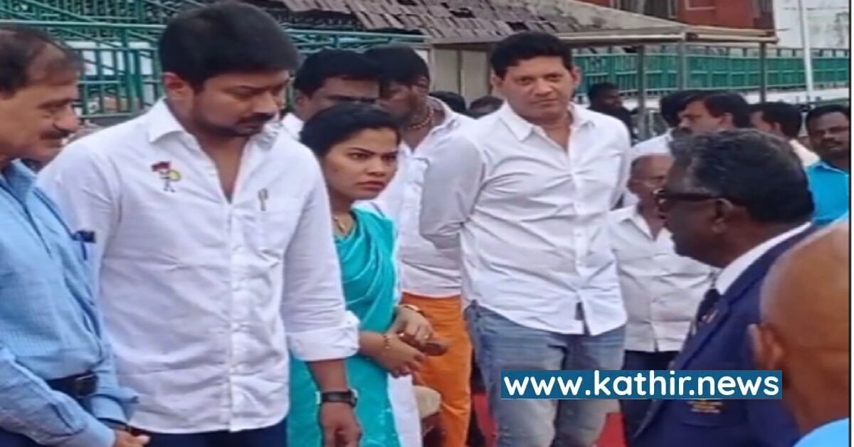 உலக கோப்பை வீரர்களுக்கு உதயநிதி மேடையில் அவமரியாதை - டென்ஷனாகி எழுந்து வந்த வீரர்!