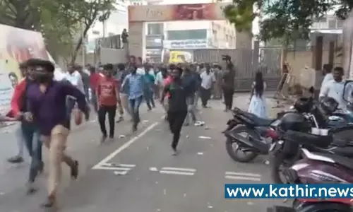 போலீசாரை மிதித்த ரசிகர்களுக்கு லத்தியடி - போர்க்களமாக நேரு ஸ்டேடியம் நுழைவு வாயில்