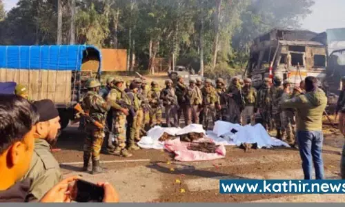 ட்ராக்கில் ஒளிந்துகொண்டு சென்ற பயங்கவாதிகள் - அதிரடிப்படையின் சாமர்த்தியத்தால் 4 பயங்கரவாதிகள் சுட்டுக்கொலை