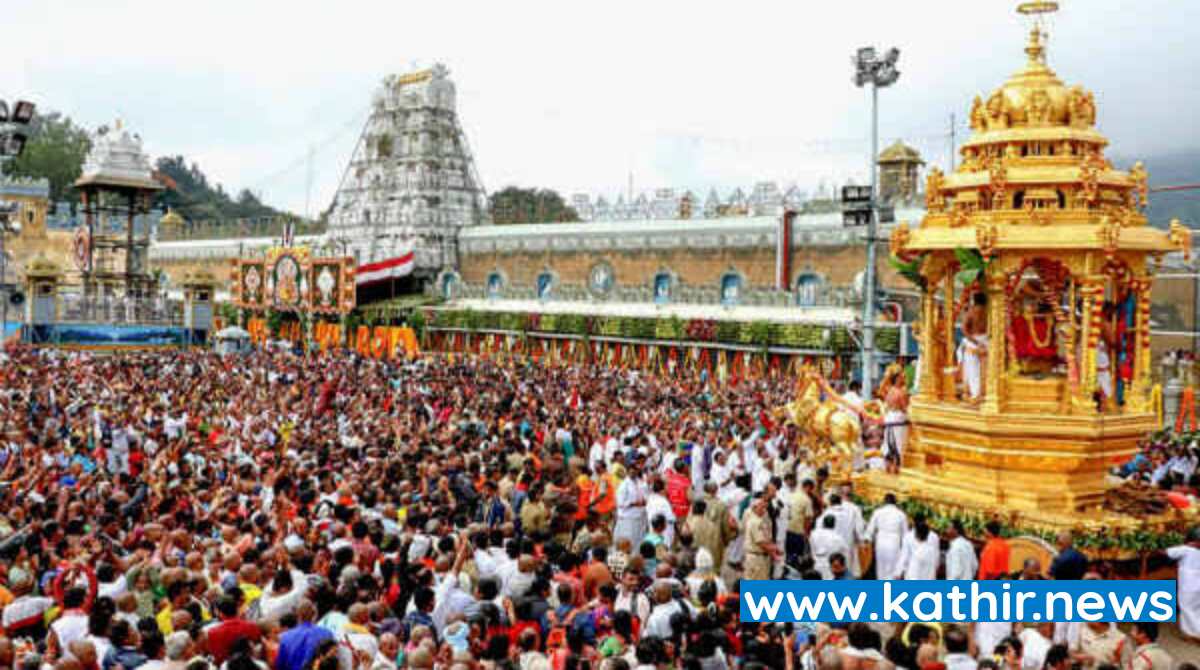 வைகுண்ட ஏகாதசியை ஒட்டி நேற்று தங்க ரதத்தில் காட்சி தந்த பெருமாள் - திருப்பதியில் தங்க தேரோட்டம்