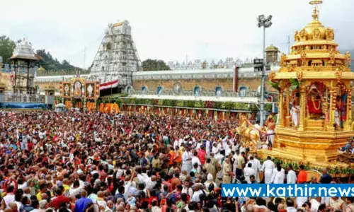 வைகுண்ட ஏகாதசியை ஒட்டி நேற்று தங்க ரதத்தில் காட்சி தந்த பெருமாள் - திருப்பதியில் தங்க தேரோட்டம் வைகுண்ட ஏகாதசியை ஒட்டி நேற்று தங்க ரதத்தில் காட்சி தந்த பெருமாள் - திருப்பதியில் தங்க தேரோட்டம்