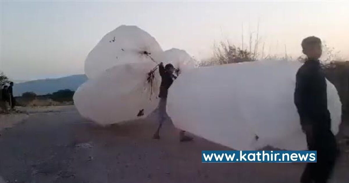 சமையல் எரிவாயுவை பலூன்களில் நிரப்பிச் செல்லும் பாகிஸ்தான் மக்கள்!