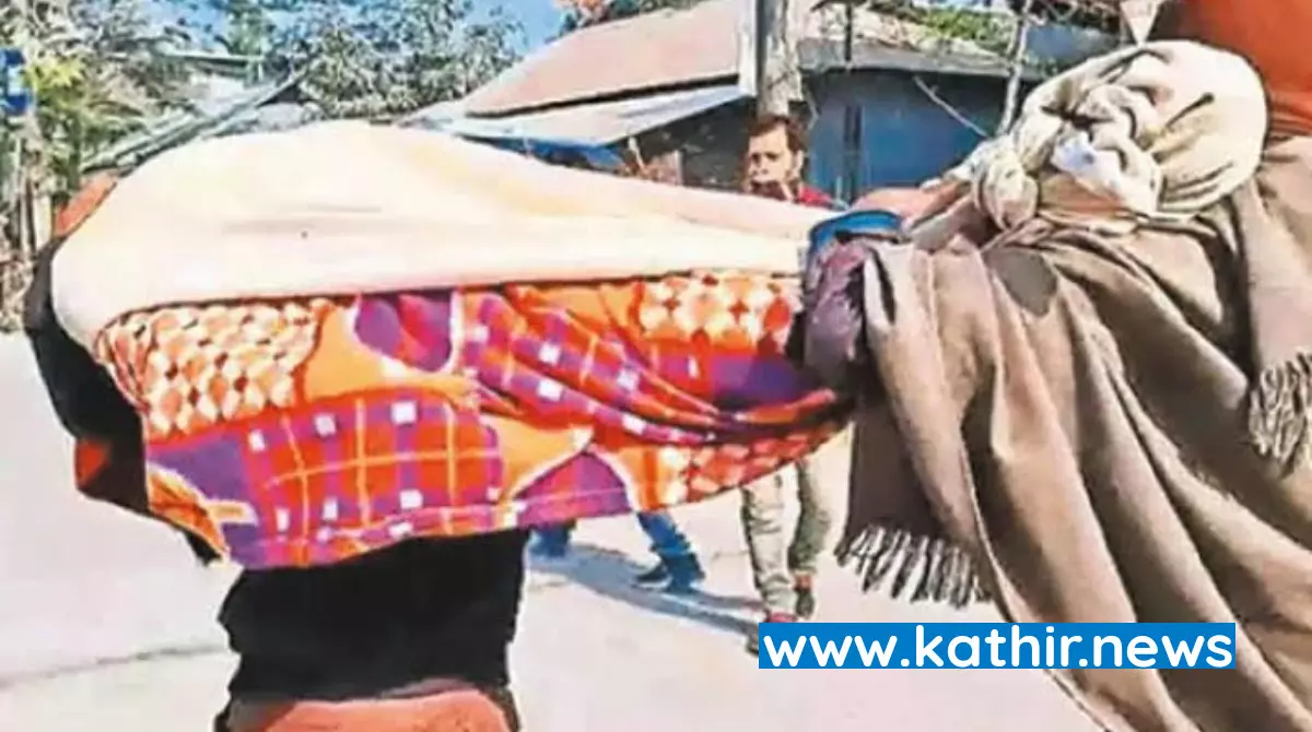 மேற்கு வங்கத்தில் கையில் பணம் இல்லாததால் தாயின் உடலை சுமந்து சென்ற பரிதாபம் மேற்கு வங்கத்தில் கையில் பணம் இல்லாததால் தாயின் உடலை சுமந்து சென்ற பரிதாபம்