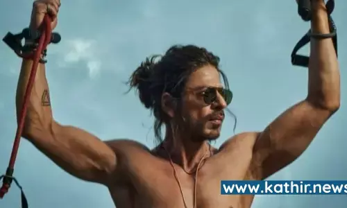 குஜராத்தில் பதான் பட விளம்பர நிகழ்ச்சியை அடித்து நொறுக்கிய பஜ்ரங்தள் தொண்டர்கள் குஜராத்தில் பதான் பட விளம்பர நிகழ்ச்சியை அடித்து நொறுக்கிய பஜ்ரங்தள் தொண்டர்கள்