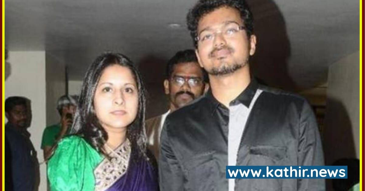 தனது மனைவி சங்கீதாவுடன் வாரிசு படத்தை கண்டுகளித்த விஜய்