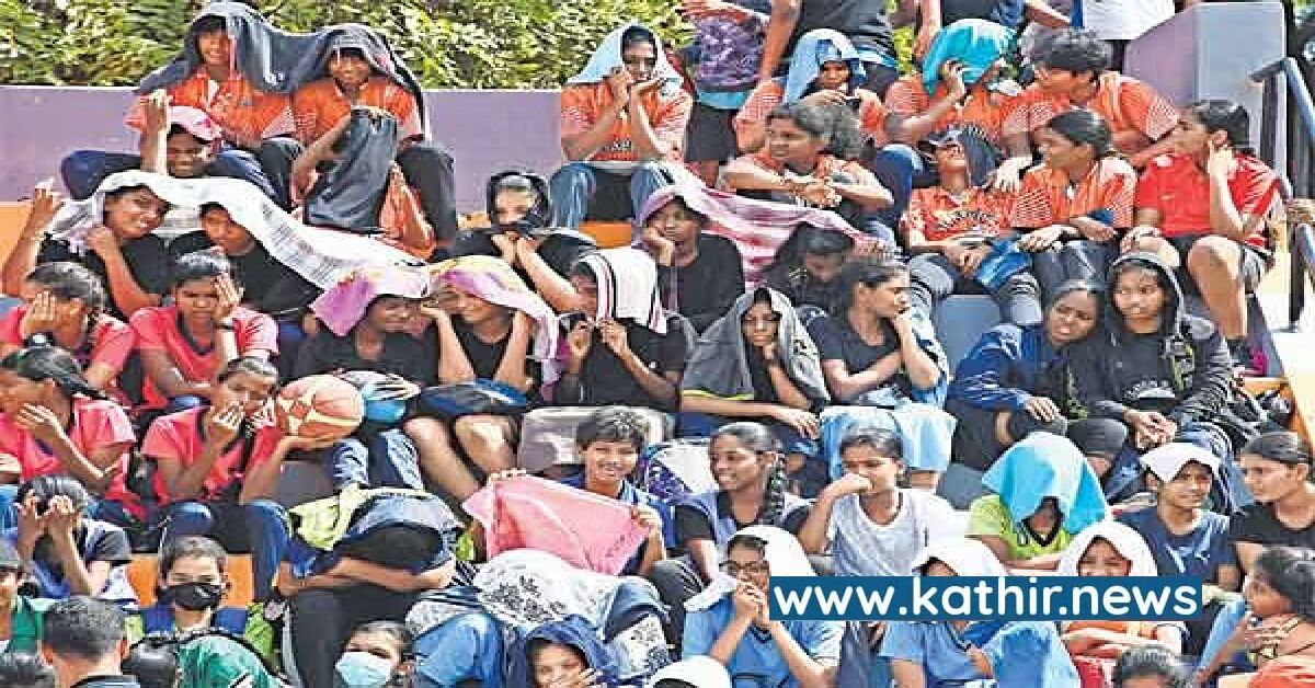 விளையாட்டு அமைச்சர் உதயநிதிக்காக வெயிலில் காய வைக்கப்பட்ட பள்ளிக்குழந்தைகள்!