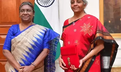 வலிமையான இரு பெண்கள் தலைமையில் இந்தியாவின் பட்ஜெட்: இதுவே முதல் முறை! வலிமையான இரு பெண்கள் தலைமையில் இந்தியாவின் பட்ஜெட்: இதுவே முதல் முறை!