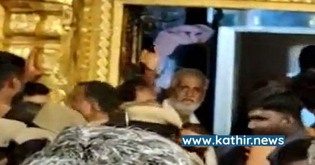 பழநி கோவில் கருவறையில் தி.மு.க அமைச்சர் ஆகம விதிகளை மீறினாரா?