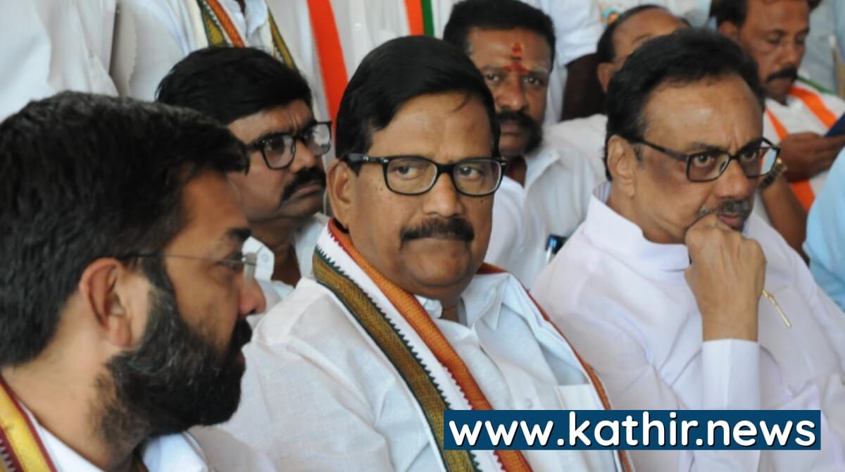 ஈ.வி.கே.எஸ்.இளங்கோவனை தோற்கடிக்க காங்கிரஸ் செய்யும் உள்ளடி வேலைகள் - வெளிவரும் பகீர் தகவல்!