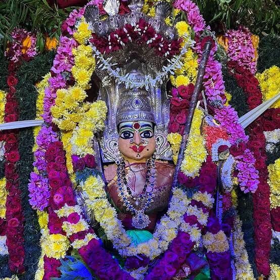 பட்டுக்கோட்டை ஆகாச மாரியம்மன் கோவிலில் திருடி சென்ற அம்மன் வெள்ளி கவசத்தை திருப்பிக் கொடுத்த திருடன்