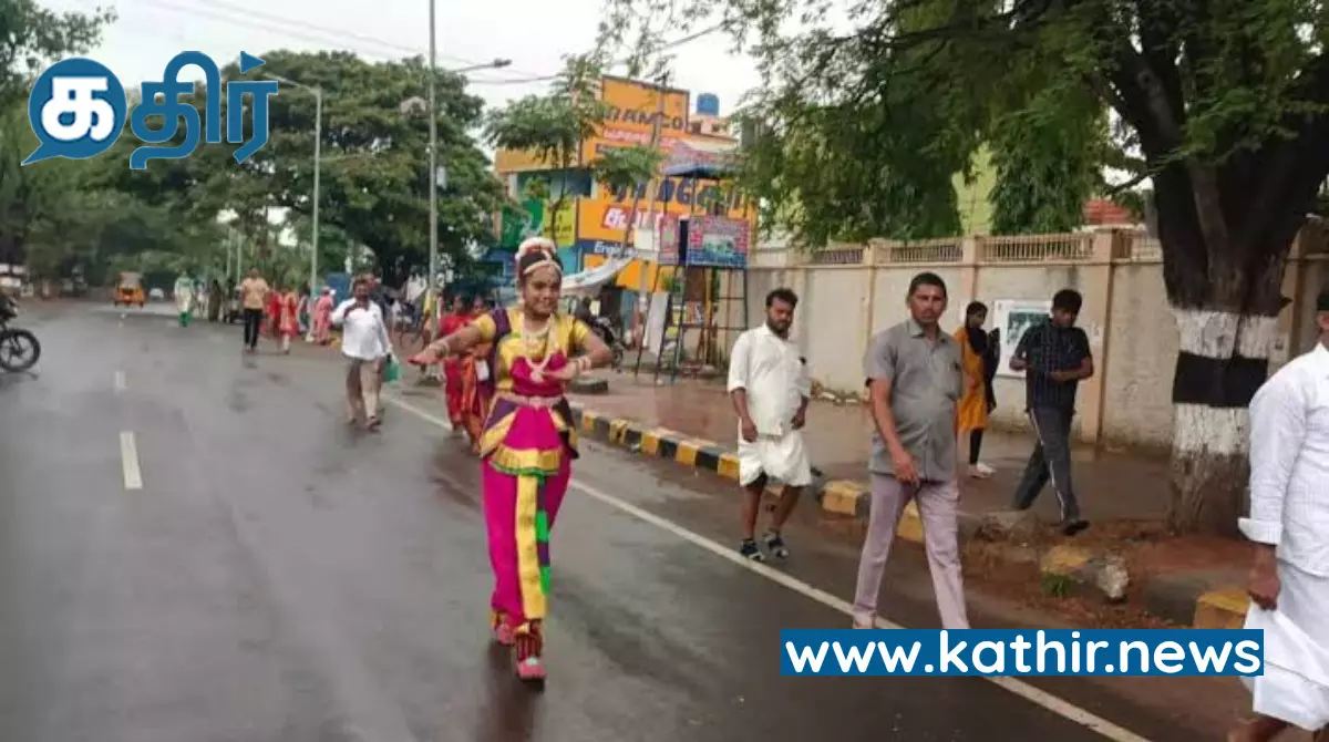 மழையைக் கூட பொருட்படுத்தாமல் 14 கி.மீ பரதநாட்டியம் ஆடியபடியே கிரிவலம்:உலக நன்மைக்காக ஆந்திர மாணவியின் பொதுநலம் மழையைக் கூட பொருட்படுத்தாமல் 14 கி.மீ பரதநாட்டியம் ஆடியபடியே கிரிவலம்:உலக நன்மைக்காக ஆந்திர மாணவியின் பொதுநலம்