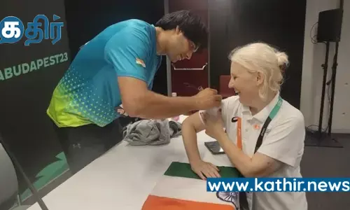 ரசிகையின் விருப்பத்தையும் நிறைவேற்றி தேசிய கொடியின் மகத்துவத்தை மதித்த நீரஜ் சோப்ரா