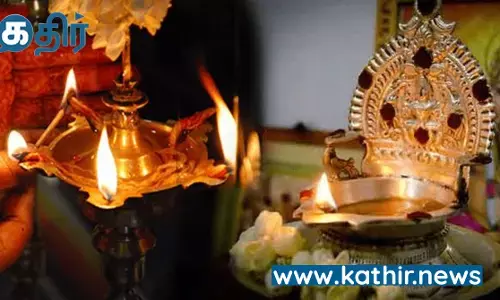 வீட்டில் விளக்கேற்றும் போது பெண்கள் செய்யக்கூடாதவை!