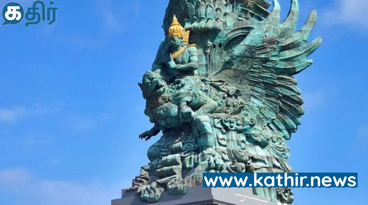 பிரம்மாண்டமான கருட விஷ்ணு சிலை