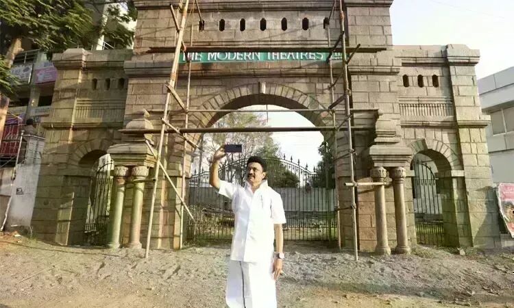 மாடர்ன் தியேட்டர் உரிமையாளர் புறம்போக்கு நிலத்தை ஆக்கிரமித்தாரா? கருணாநிதி  சிலைக்காக அரசு வீண் பழி!