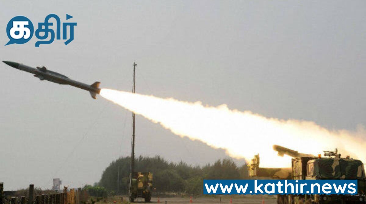 ஒரே நேரத்தில் 4 இலக்குகளை தாக்கும் ஆகாஷ் ஏவுகணை சோதனை வெற்றி- உலக அளவில் முதல் முறை என்ற பெருமையை பெற்ற இந்தியா!