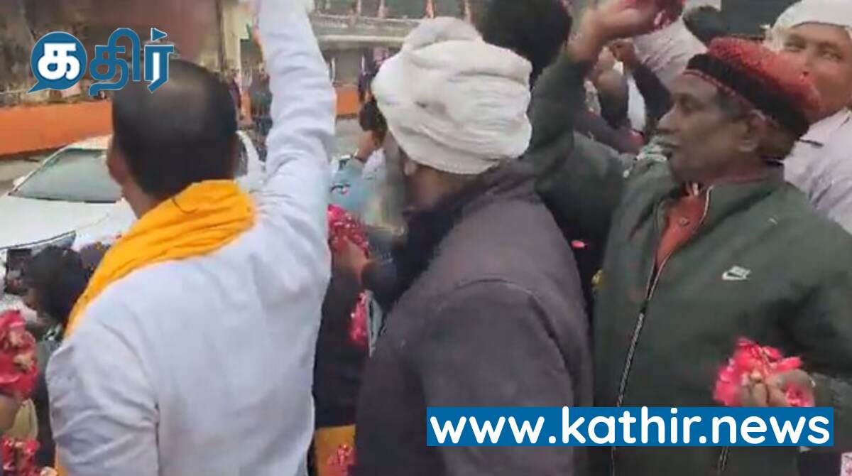 பிரதமரை மலர் தூவி வரவேற்ற பாபர் மசூதி வழக்கின் முஸ்லிம் மனுதாரர்!