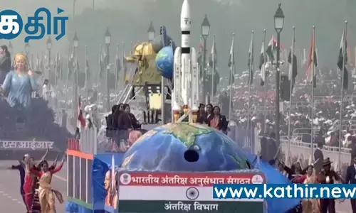 குடியரசு தின அணிவகுப்பில் அனைவரின் கவனத்தையும் ஈர்த்த இஸ்ரோவின் வெற்றியை பிரதிபலித்த ஊர்தி!