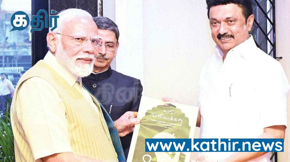 பிரதமருக்கு பரிசளிக்கப்பட்ட உளி ஓவியங்கள் புத்தகம்! மகிழ்ச்சியில் ஓவியர் ரத்ன பாஸ்கர்!