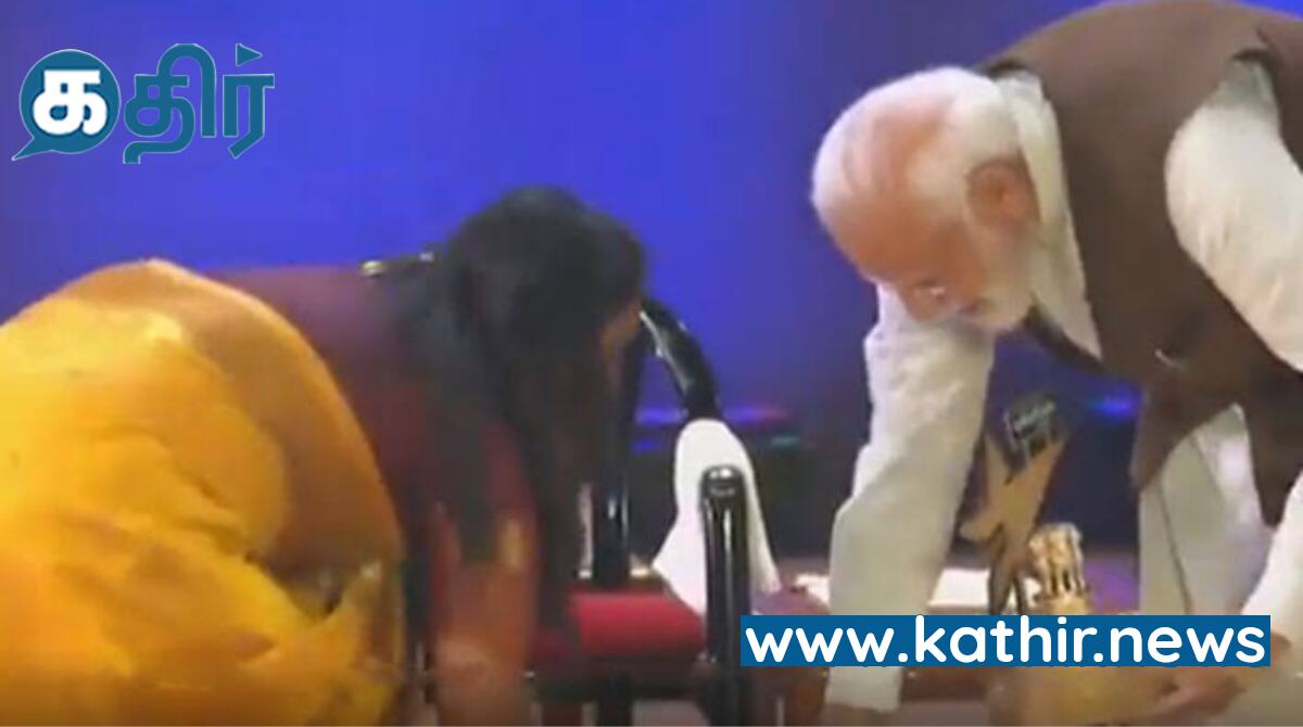 தேசிய படைப்பாளிகள் விருது வழங்கும் விழா: தன்னை விழுந்து வணங்கிய தமிழ்நாட்டு பெண்ணின் காலில் விழுந்து வணங்கிய மோடி- பெருந்தன்மையின் பேராற்றல்!