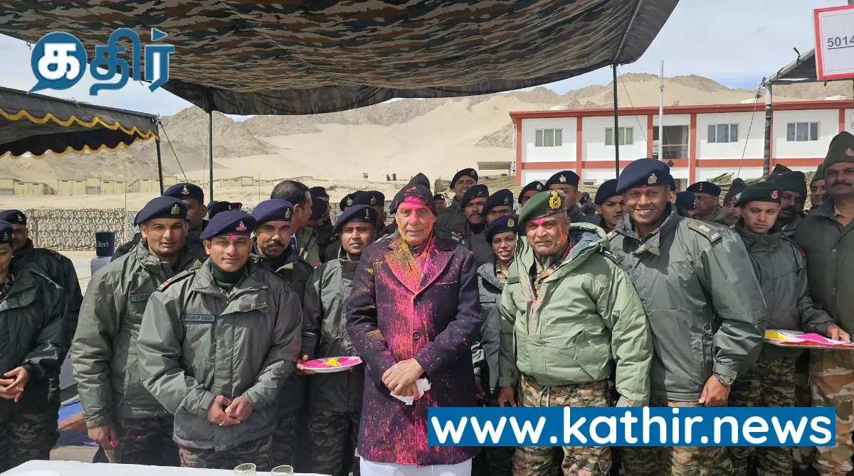 துணிச்சலின் தலைநகரம் லடாக்... ராணுவ வீரர்கள் உடன் ஹோலி பண்டிகையை கொண்டாடிய அமைச்சர் ராஜ்நாத் சிங்! துணிச்சலின் தலைநகரம் லடாக்... ராணுவ வீரர்கள் உடன் ஹோலி பண்டிகையை கொண்டாடிய அமைச்சர் ராஜ்நாத் சிங்!