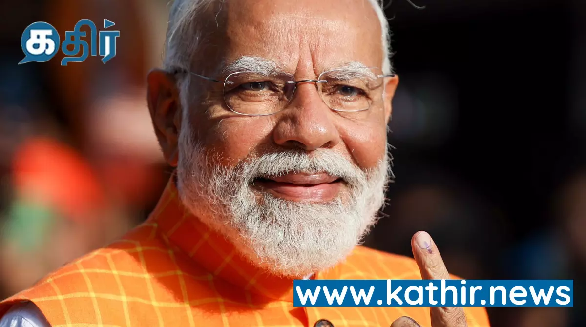 வாக்களிக்கும் போது பிரதமர் செய்த செயல்.... சமூக வலைத்தளத்தில் வைரலாகும் வீடியோ..!