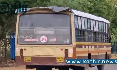 திராவிட மாடலில் பிளக்ஸ் பேனரால் மூடப்பட்ட பேருந்தின் மேற்கூரை.. வைரலாகும் வீடியோ காட்சி..