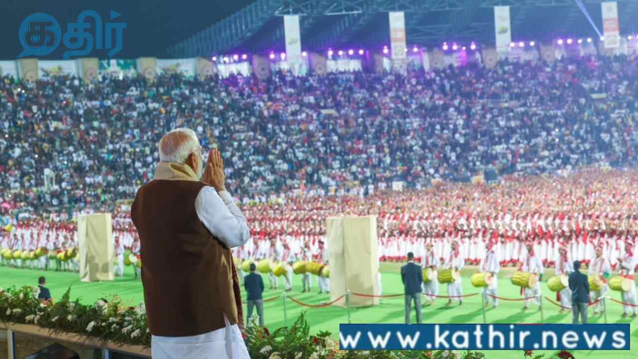 அசாம் சென்ற பிரதமர்:9 ஆயிரம் ஜூமோயர் நடன பெண்களின் நடன நிகழ்ச்சியுடன் உற்சாக வரவேற்பு!