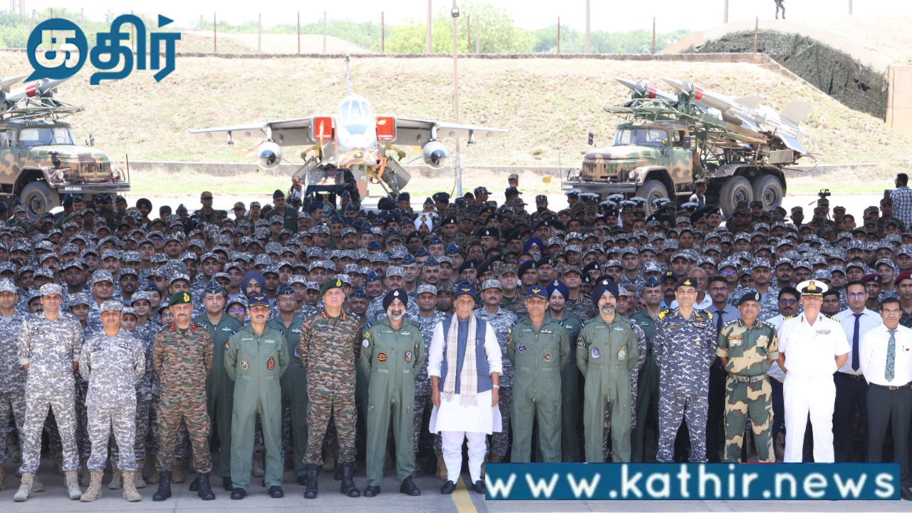 சர்வதேச நாணய நிதியம் மறுபரிசீலனை செய்ய வேண்டும்:குஜராத் புஜ் விமானப்படைத் தளத்தில் ராஜ்நாத் சிங்!