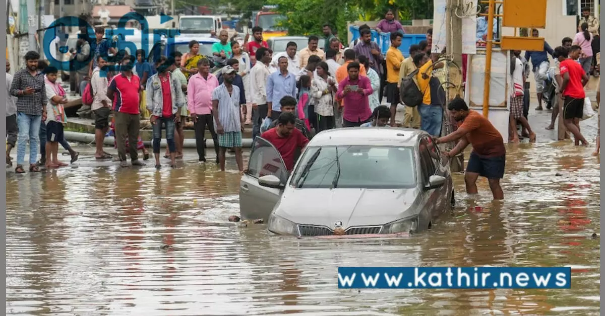பெங்களூருவில் விடிய விடிய கனமழை: மக்கள் பாதுகாப்பான இடங்களுக்கு மாற்றம்! பெங்களூருவில் விடிய விடிய கனமழை: மக்கள் பாதுகாப்பான இடங்களுக்கு மாற்றம்!