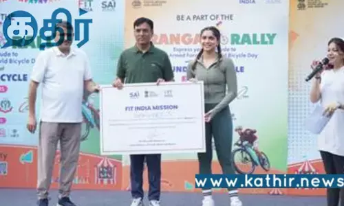 இந்தியா: மூவர்வணக் கொடியுடன் சைக்கிள் ஓட்டி பேரணி!