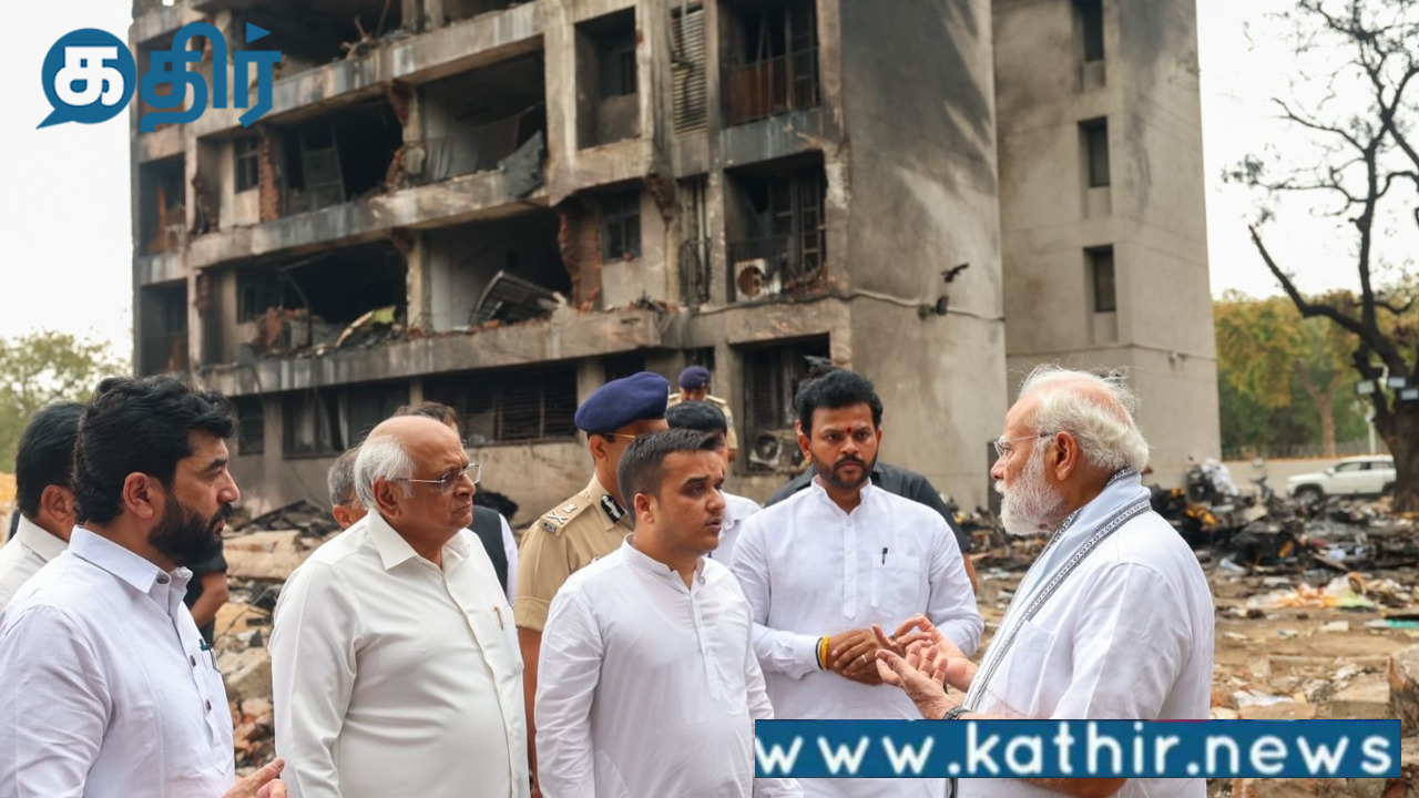 அகமதாபாத்தில் ஏர் இந்தியா விமான விபத்து:பிரதமர் மோடி விபத்து நடந்த இடத்தைப் பார்வையிட்டார்!