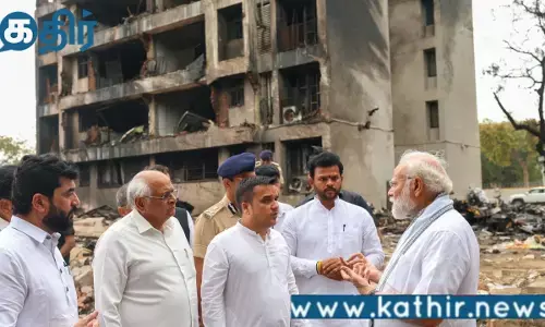 அகமதாபாத்தில் ஏர் இந்தியா விமான விபத்து:பிரதமர் மோடி விபத்து நடந்த இடத்தைப் பார்வையிட்டார்!