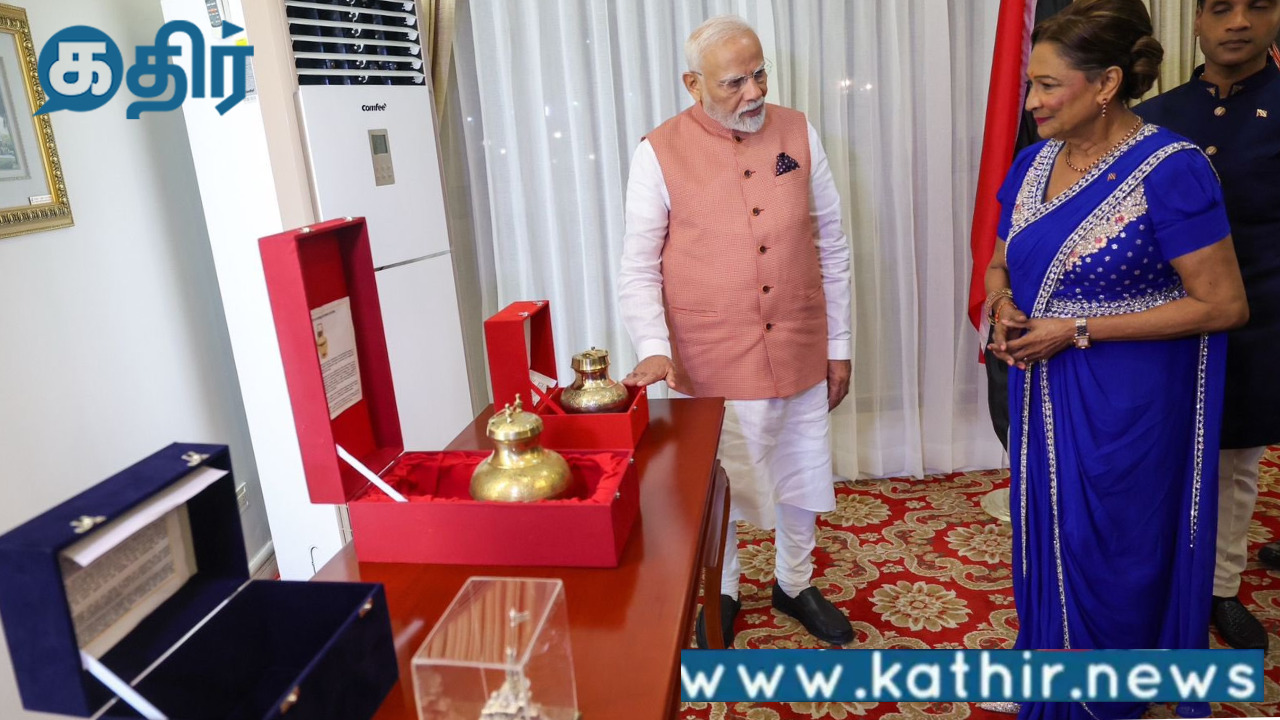 டிரினிடாட் & டொபாகோ பிரதமருக்கு சரயு நதியிலிருந்து புனித நீரையும்,மஹாகும்பமேளாவின் புனித நீரையும் பரிசளித்த பிரதமர் மோடி!